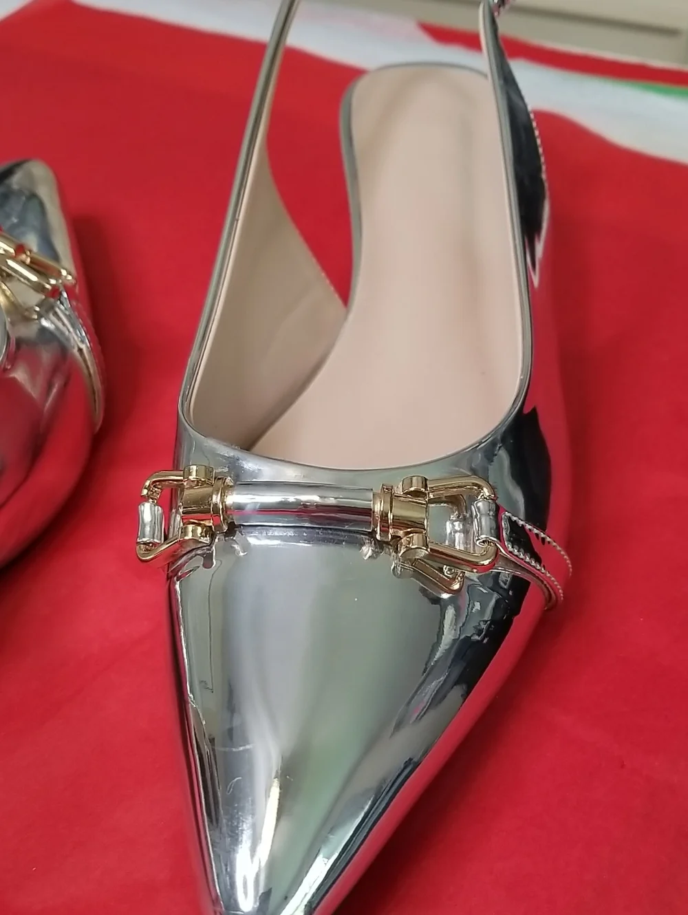Unknown designer womens kitten heel pumps size 9.5 silver w/ gold trim EUC